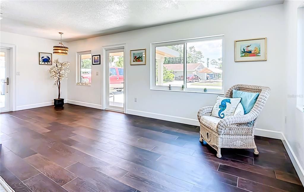 На продажу: $282,500 (3 спален, 1 ванн, 912 Квадратных фут)