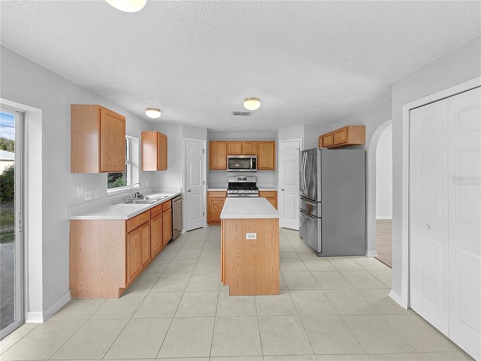 En Venta: $384,000 (4 camas, 2 baños, 2233 Pies cuadrados)