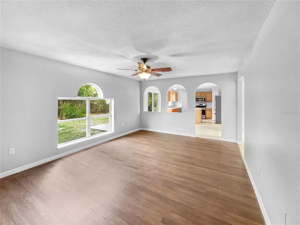 En Venta: $384,000 (4 camas, 2 baños, 2233 Pies cuadrados)