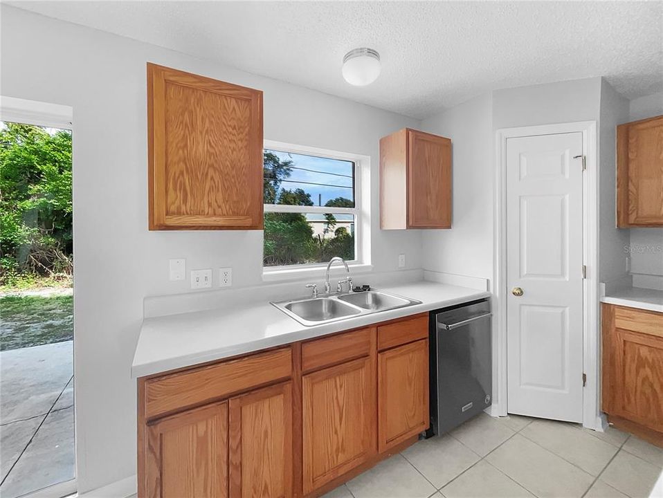 En Venta: $384,000 (4 camas, 2 baños, 2233 Pies cuadrados)