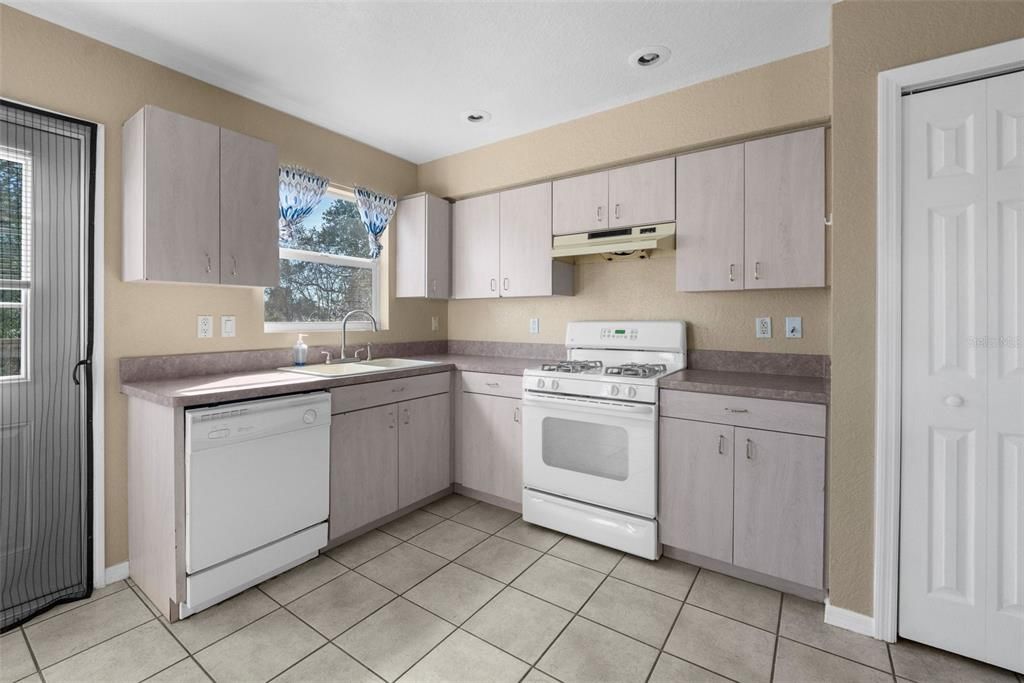 En Venta: $289,900 (3 camas, 2 baños, 1960 Pies cuadrados)