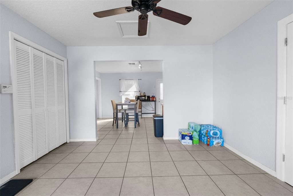 En Venta: $289,900 (3 camas, 2 baños, 1960 Pies cuadrados)