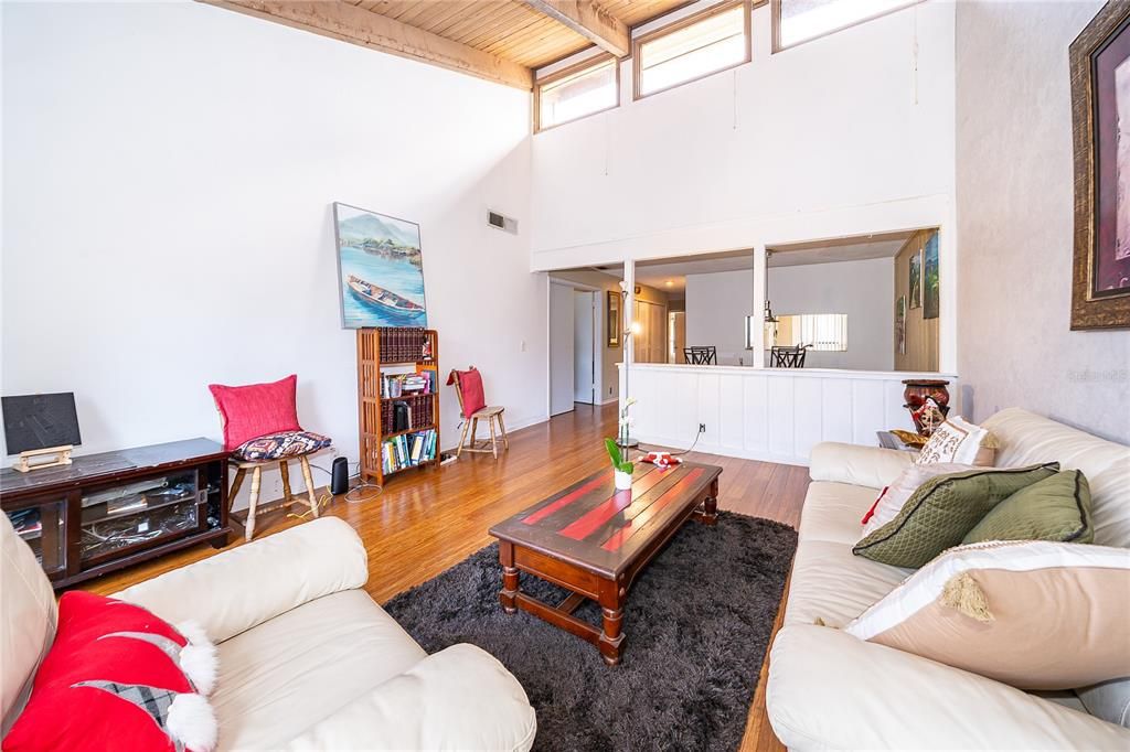 For Sale: $198,000 (2 beds, 2 baths, 1141 Square Feet)