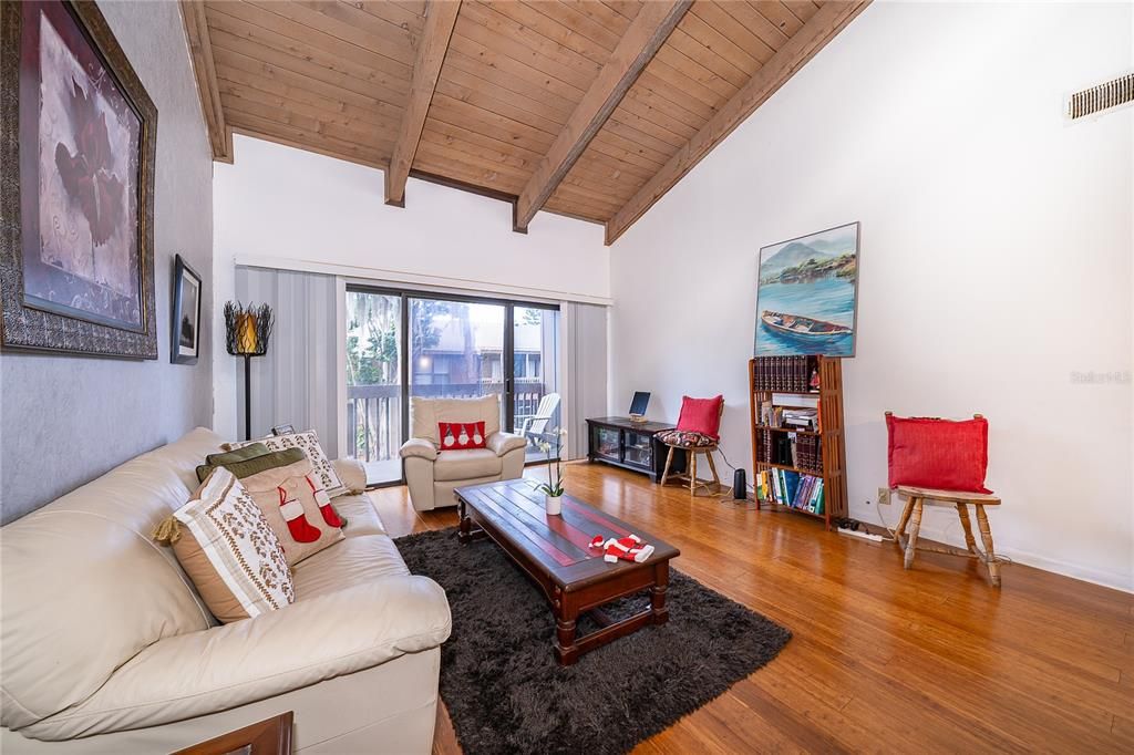 For Sale: $198,000 (2 beds, 2 baths, 1141 Square Feet)