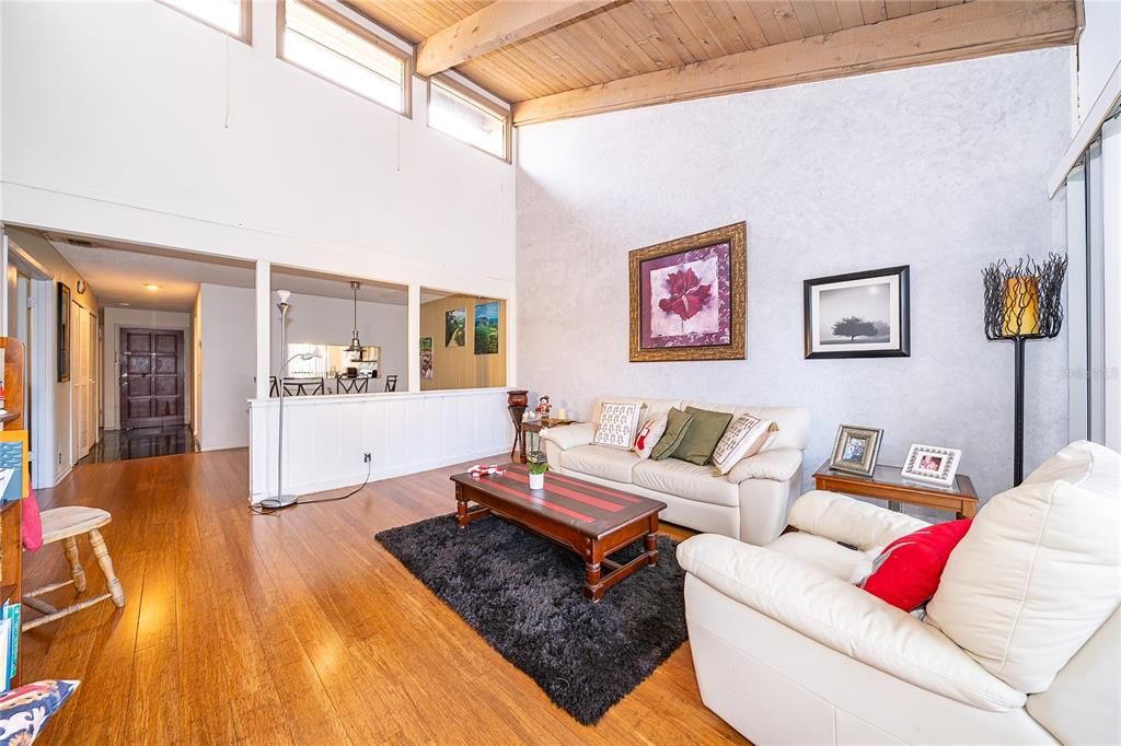 For Sale: $198,000 (2 beds, 2 baths, 1141 Square Feet)