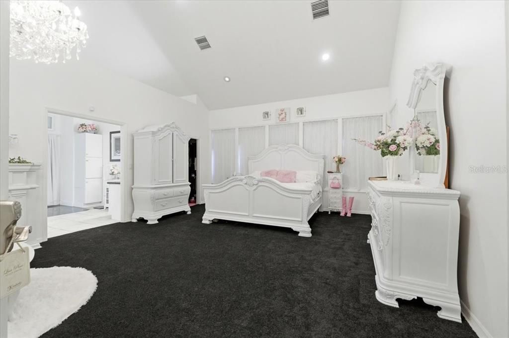 For Sale: $1,499,900 (6 beds, 4 baths, 5926 Square Feet)