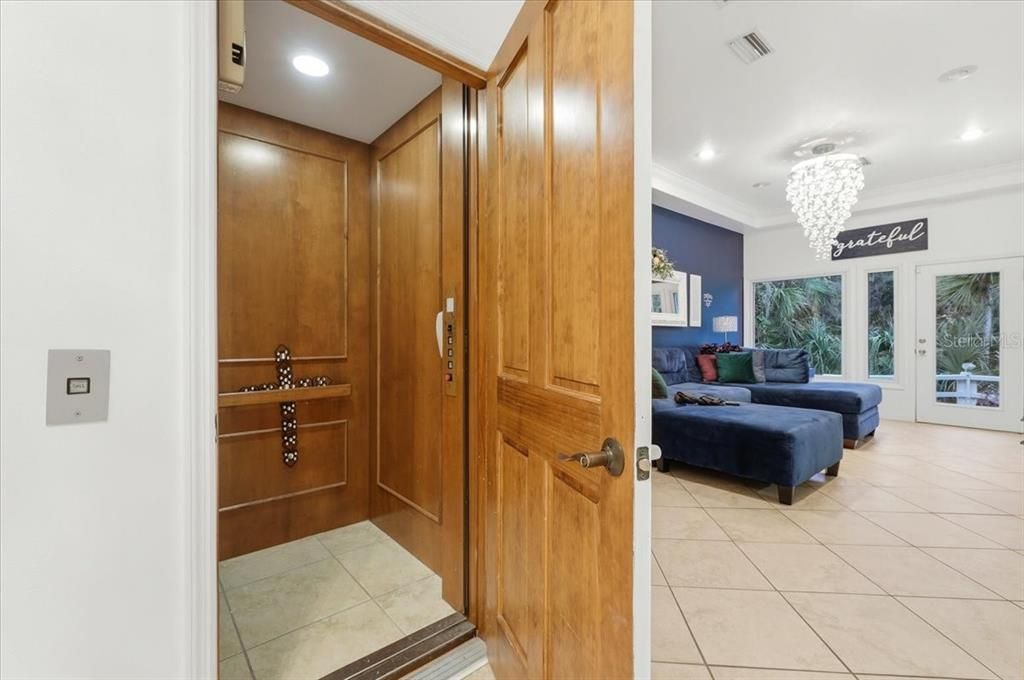 For Sale: $1,499,900 (6 beds, 4 baths, 5926 Square Feet)