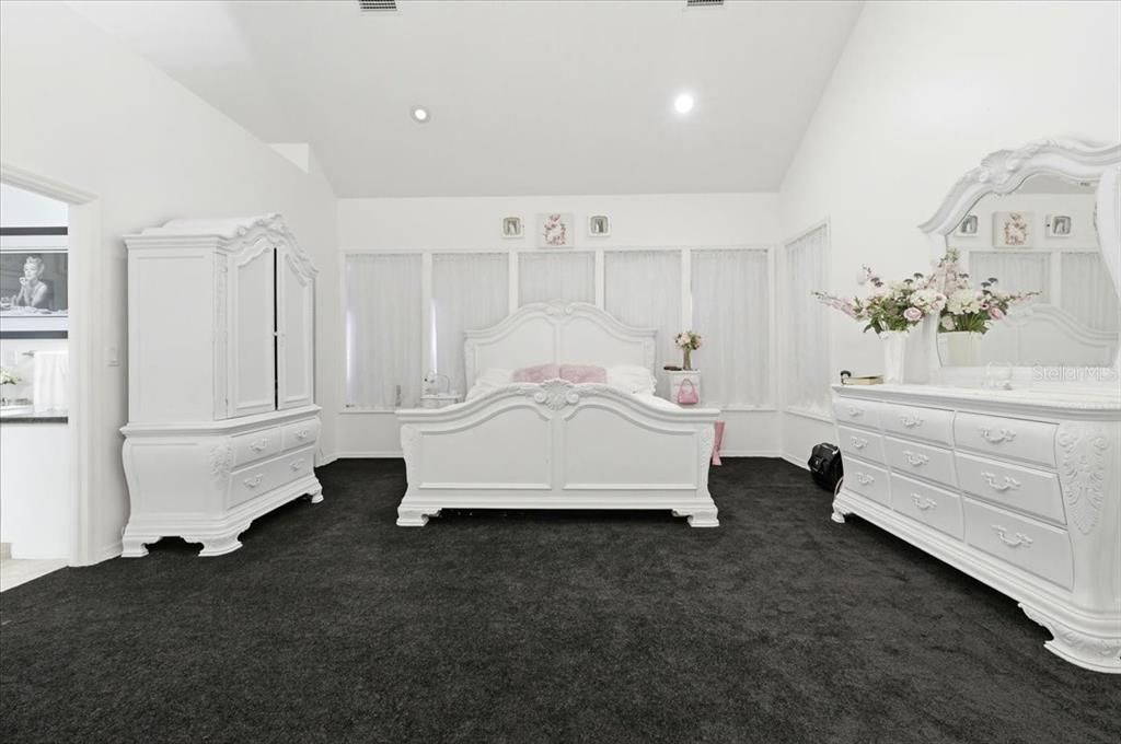 For Sale: $1,499,900 (6 beds, 4 baths, 5926 Square Feet)