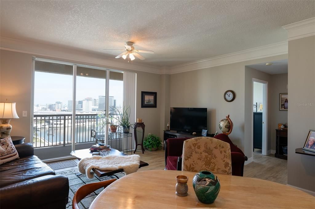 待售: $425,000 (1 贝兹, 1 浴室, 853 平方英尺)