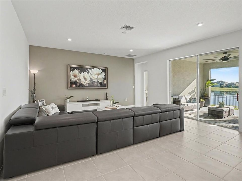 En Venta: $529,900 (4 camas, 3 baños, 2500 Pies cuadrados)