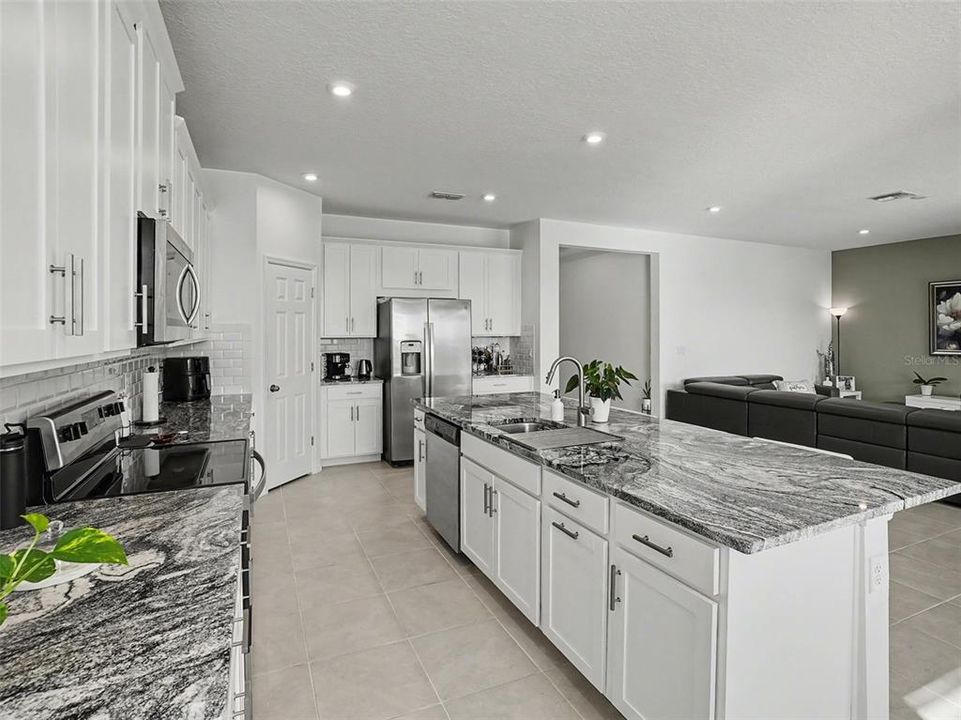 En Venta: $529,900 (4 camas, 3 baños, 2500 Pies cuadrados)