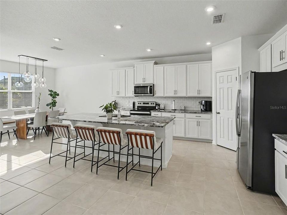 En Venta: $529,900 (4 camas, 3 baños, 2500 Pies cuadrados)