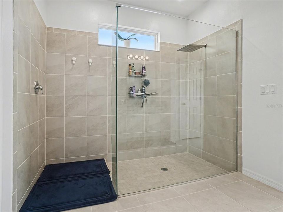 En Venta: $529,900 (4 camas, 3 baños, 2500 Pies cuadrados)