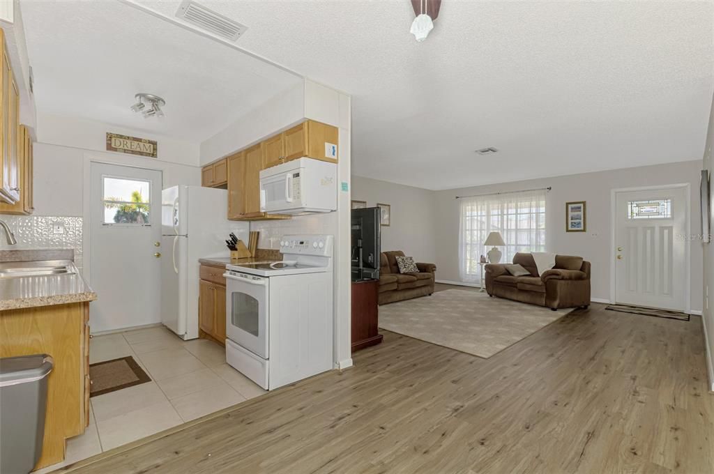 На продажу: $249,900 (3 спален, 2 ванн, 1148 Квадратных фут)