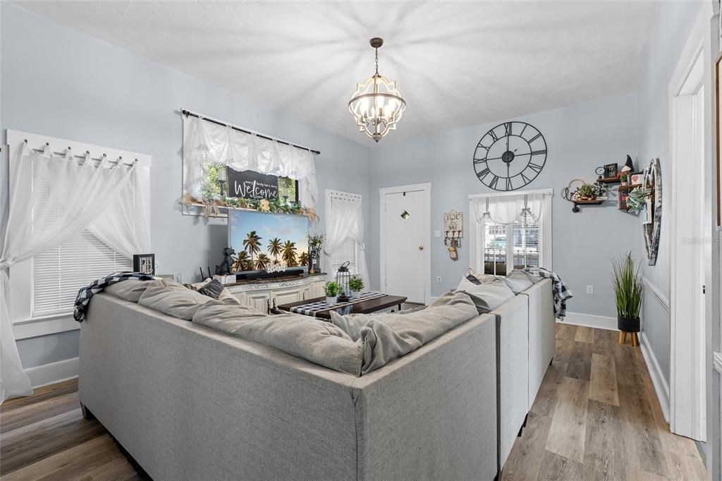 待售: $475,000 (2 贝兹, 1 浴室, 852 平方英尺)