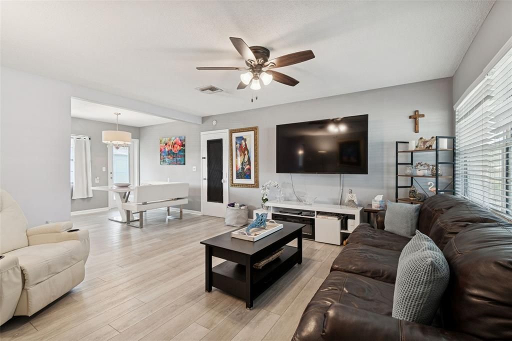 En Venta: $354,900 (3 camas, 2 baños, 1134 Pies cuadrados)