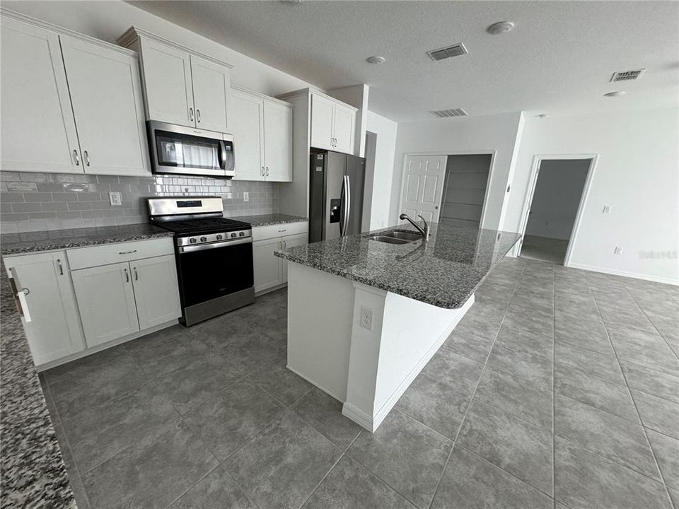 出租: $2,200 (3 贝兹, 2 浴室, 1594 平方英尺)