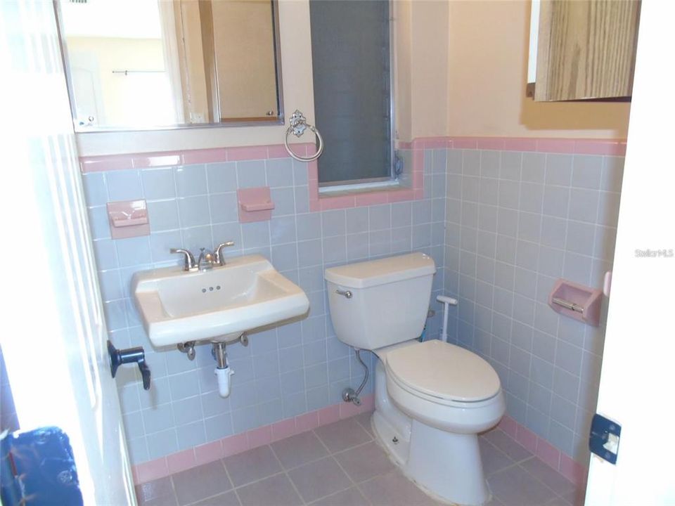 For Rent: $1,900 (3 beds, 2 baths, 1395 Square Feet)