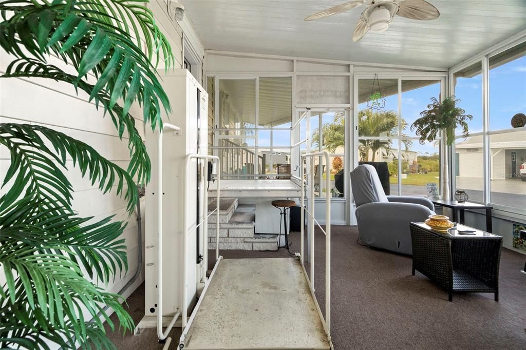 En Venta: $325,000 (2 camas, 2 baños, 1988 Pies cuadrados)