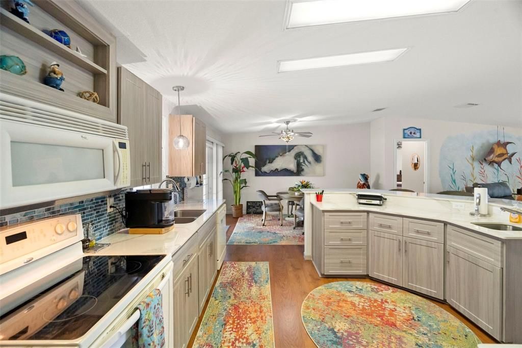 En Venta: $325,000 (2 camas, 2 baños, 1988 Pies cuadrados)