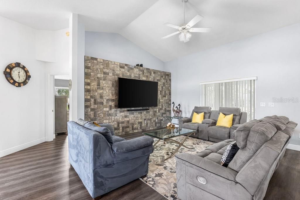 出租: $2,500 (3 贝兹, 2 浴室, 2031 平方英尺)