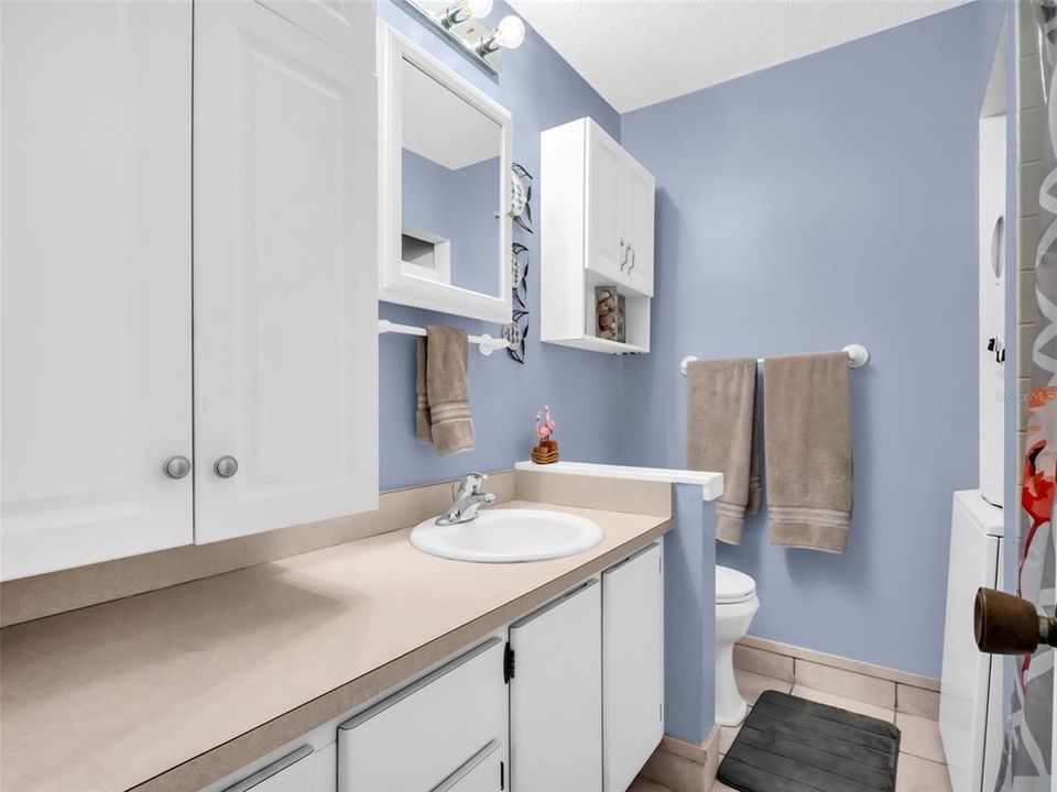 For Sale: $170,000 (2 beds, 1 baths, 930 Square Feet)