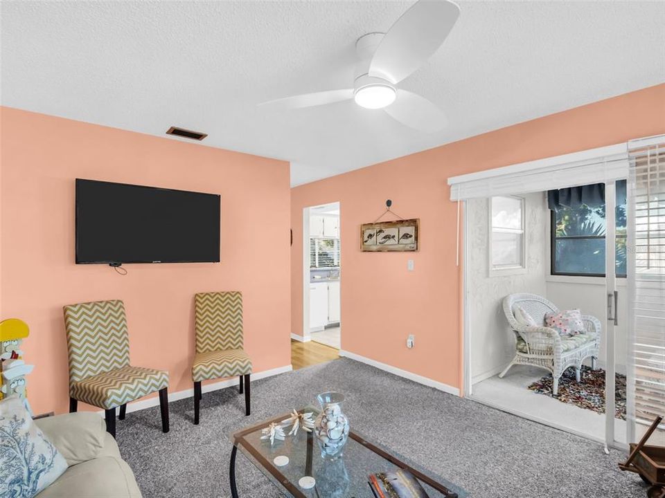 For Sale: $170,000 (2 beds, 1 baths, 930 Square Feet)