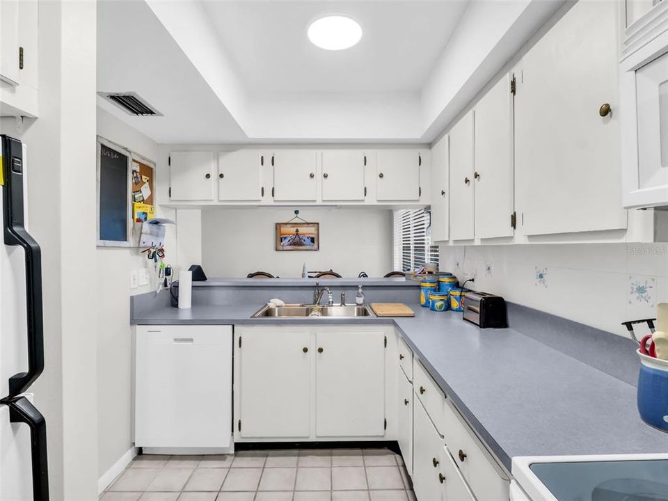 For Sale: $170,000 (2 beds, 1 baths, 930 Square Feet)