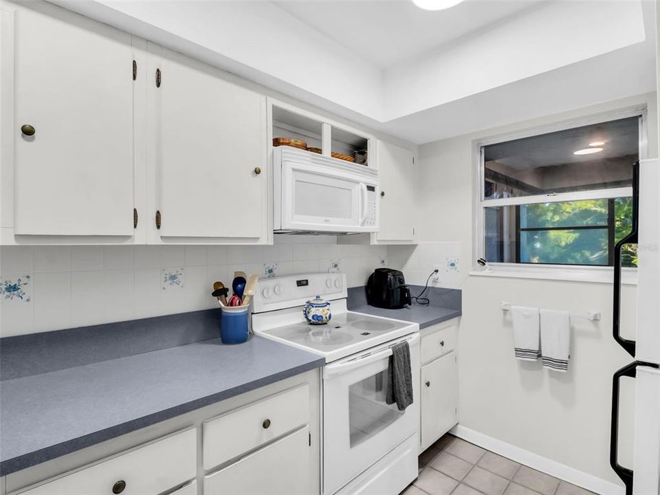 For Sale: $170,000 (2 beds, 1 baths, 930 Square Feet)