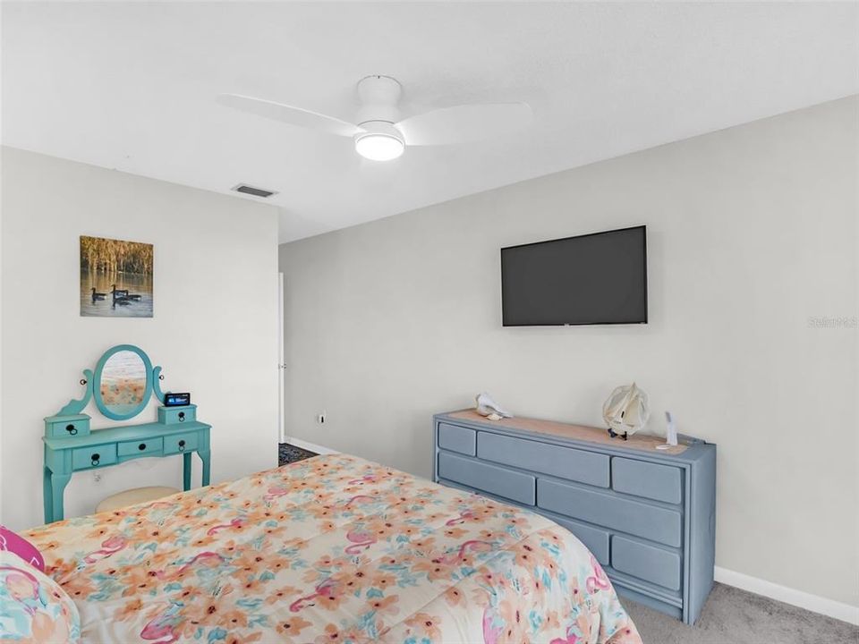 For Sale: $170,000 (2 beds, 1 baths, 930 Square Feet)