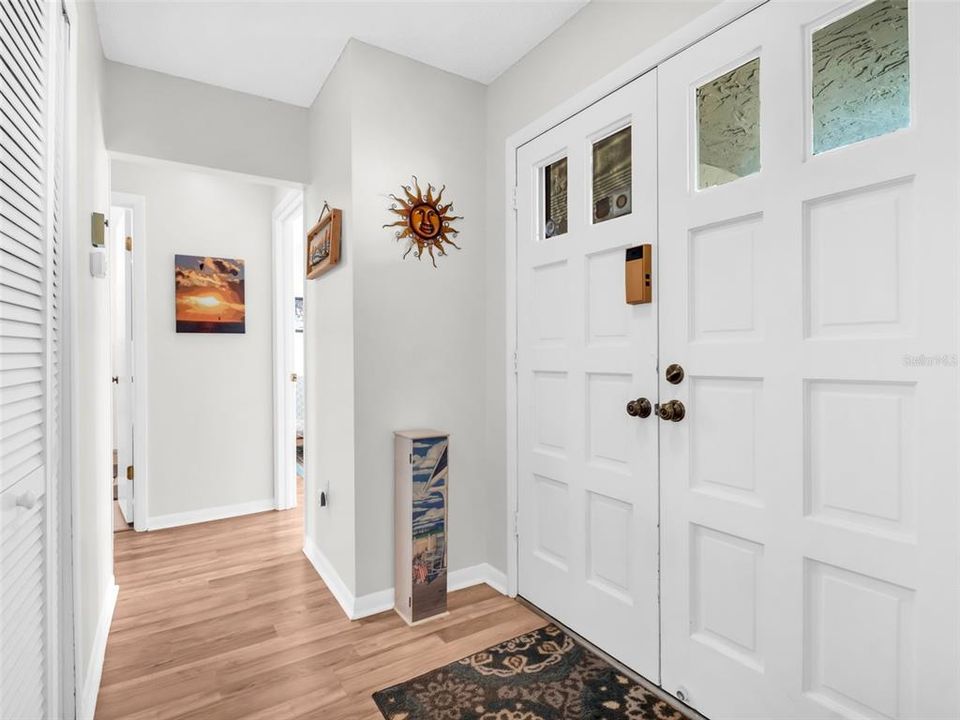 For Sale: $170,000 (2 beds, 1 baths, 930 Square Feet)