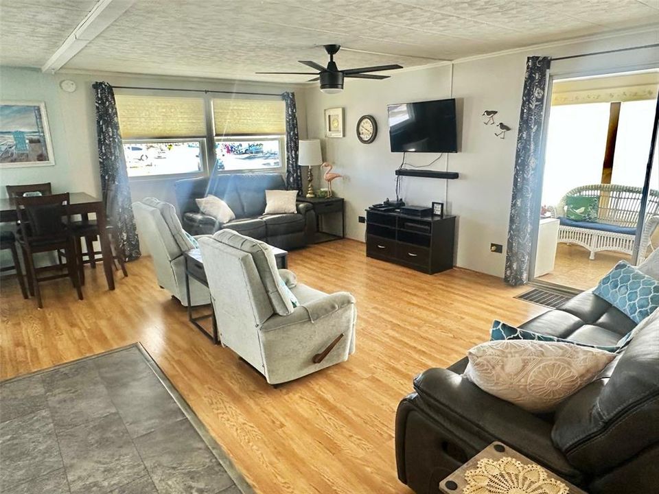 For Sale: $139,900 (3 beds, 2 baths, 1000 Square Feet)