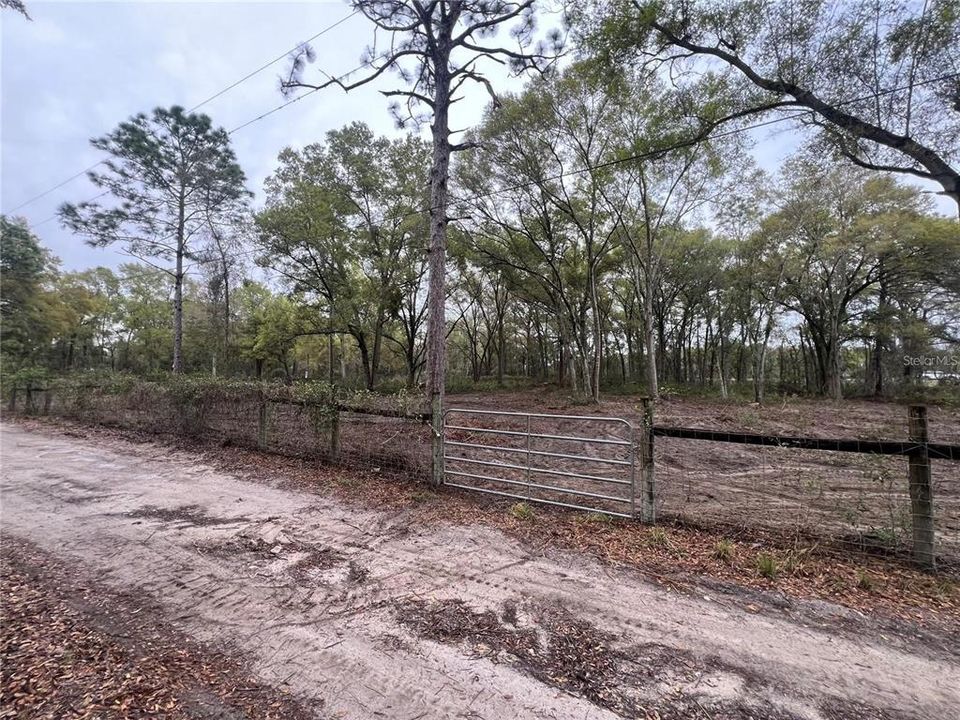 待售: $119,900 (0.96 acres)