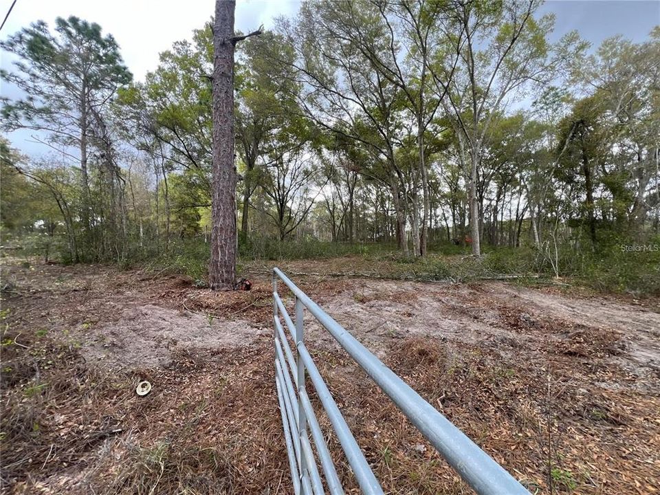 待售: $119,900 (0.96 acres)