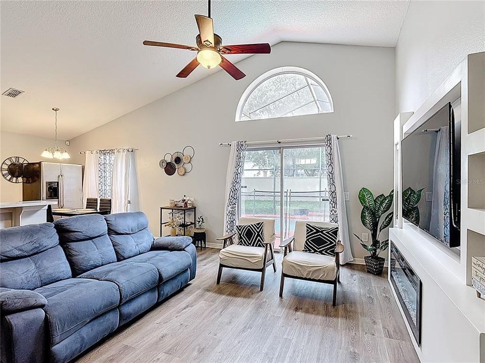 На продажу: $375,000 (3 спален, 2 ванн, 1408 Квадратных фут)