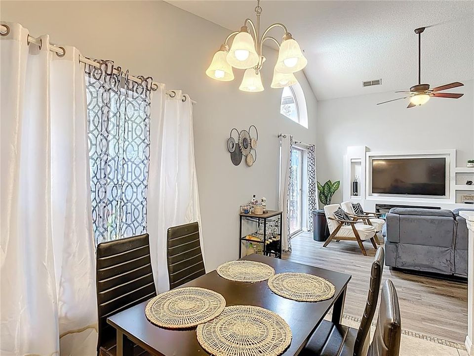 На продажу: $375,000 (3 спален, 2 ванн, 1408 Квадратных фут)