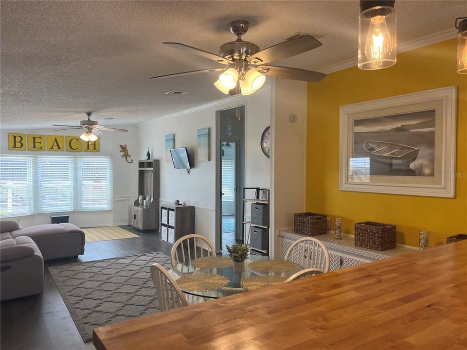 На продажу: $245,000 (2 спален, 2 ванн, 1136 Квадратных фут)