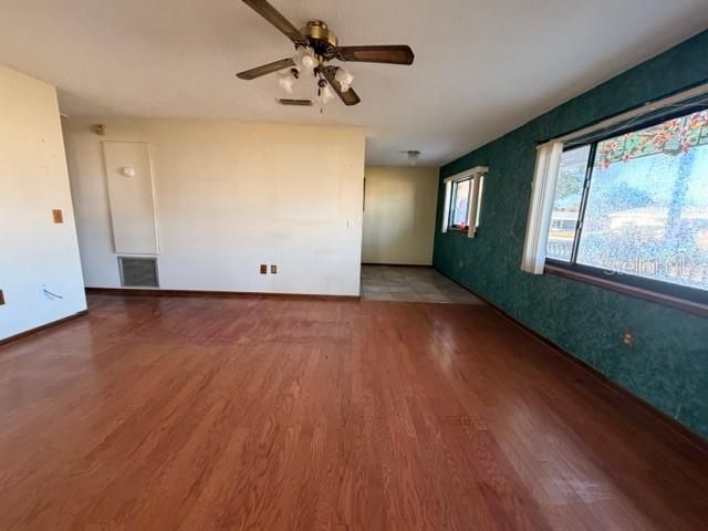 待售: $92,500 (2 贝兹, 1 浴室, 864 平方英尺)