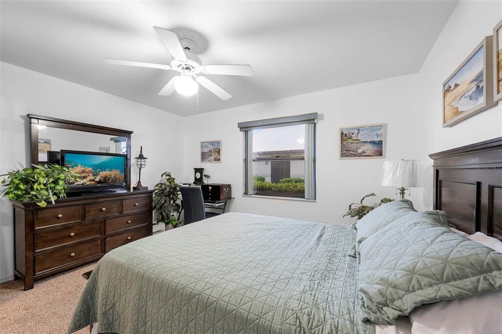 For Sale: $149,900 (2 beds, 2 baths, 1010 Square Feet)