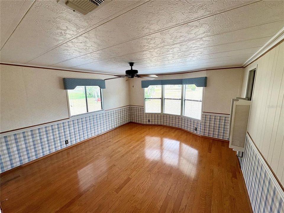 For Sale: $169,000 (2 beds, 2 baths, 1274 Square Feet)