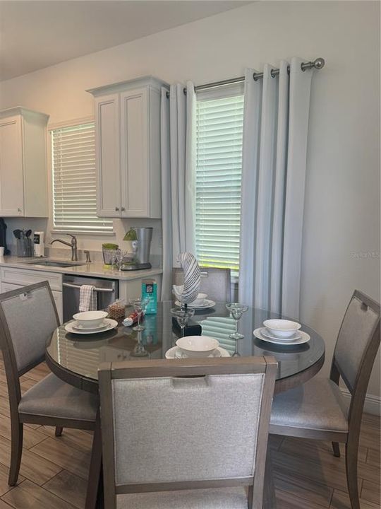 На продажу: $384,000 (2 спален, 2 ванн, 1188 Квадратных фут)