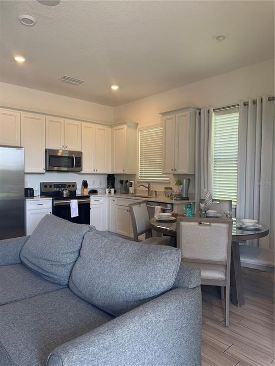 На продажу: $384,000 (2 спален, 2 ванн, 1188 Квадратных фут)