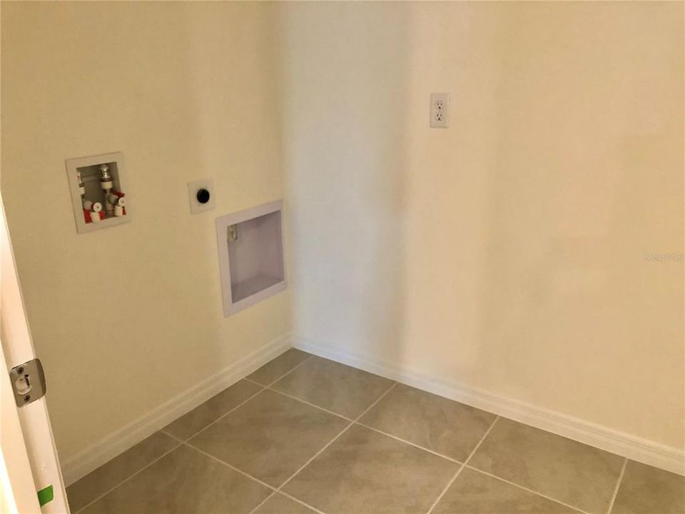 В аренду: $2,150 (4 спален, 2 ванн, 1828 Квадратных фут)