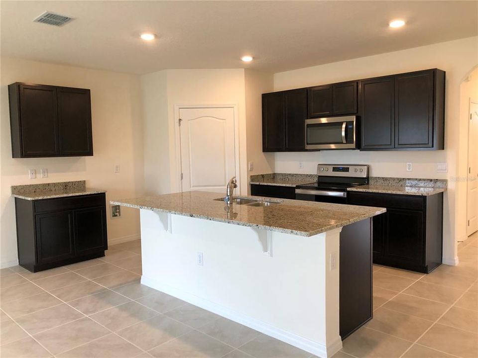 В аренду: $2,150 (4 спален, 2 ванн, 1828 Квадратных фут)