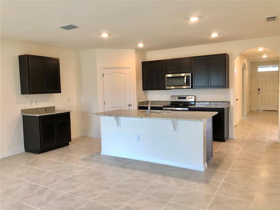 В аренду: $2,150 (4 спален, 2 ванн, 1828 Квадратных фут)