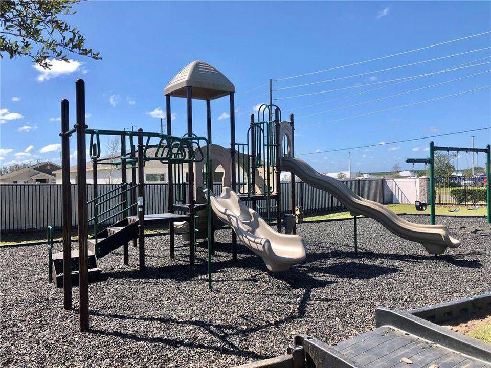 В аренду: $2,150 (4 спален, 2 ванн, 1828 Квадратных фут)