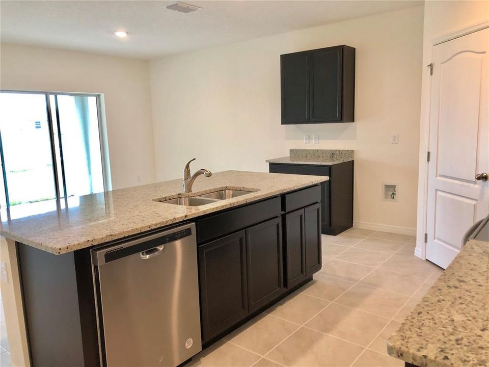 В аренду: $2,150 (4 спален, 2 ванн, 1828 Квадратных фут)