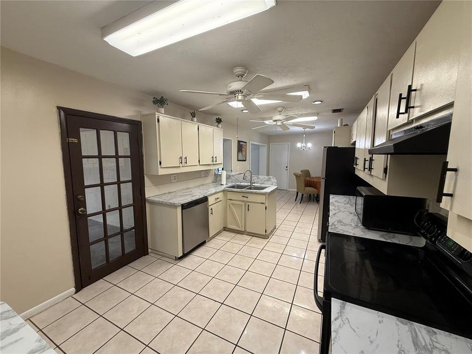 В аренду: $2,200 (3 спален, 2 ванн, 1765 Квадратных фут)