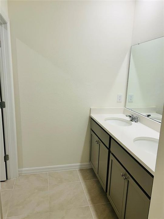 En Renta: $2,400 (5 camas, 3 baños, 2696 Pies cuadrados)