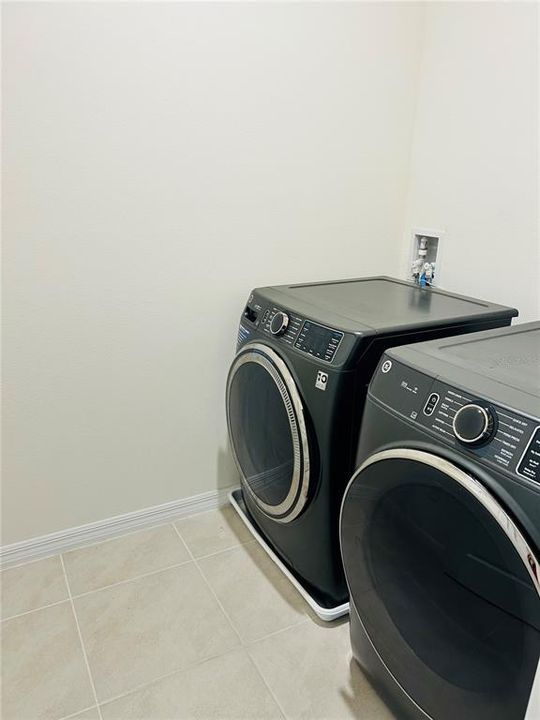 En Renta: $2,400 (5 camas, 3 baños, 2696 Pies cuadrados)